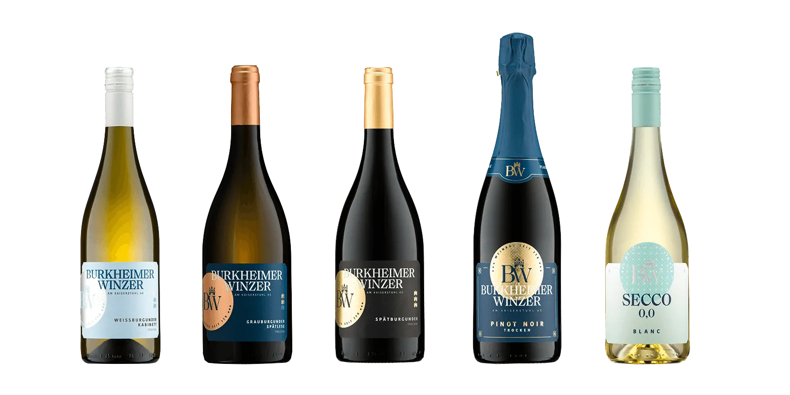 Fünf Flaschen „Burkheimer Winzer“-Wein stehen in einer Reihe, jede mit einem andersfarbigen Etikett und einer andersfarbigen Kappe, die verschiedene Weinsorten repräsentieren, darunter Sekt und alkoholfreier Secco.