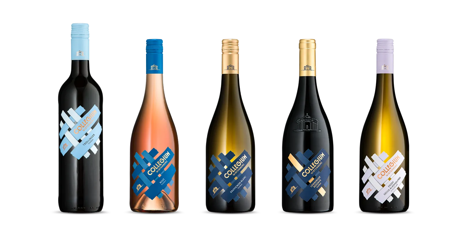 Fünf Weinflaschen mit verschiedenfarbigen Verschlüssen und modernen, geometrischen Etiketten stehen nebeneinander aufgereiht. Die Flaschen enthalten verschiedene Weine, darunter Rot-, Rosé- und Weißweine. Auf den Etiketten ist der Markenname „COLLEGIUM“ deutlich zu erkennen.