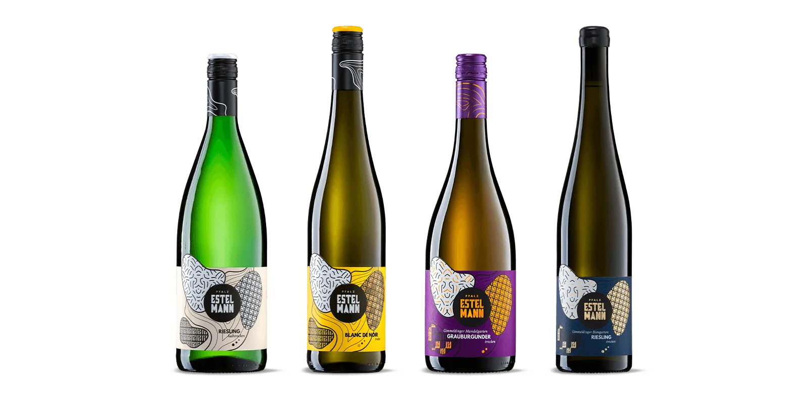 Vier Flaschen Estelmann-Wein stehen in einer Reihe, jede mit farbenfrohen, unverwechselbaren Etiketten und Verschlüssen in Schwarz, Gelb, Violett und Schwarz vor weißem Hintergrund. Die Etiketten sind mit filigranen Mustern und auffälligen Schriftzügen verziert.