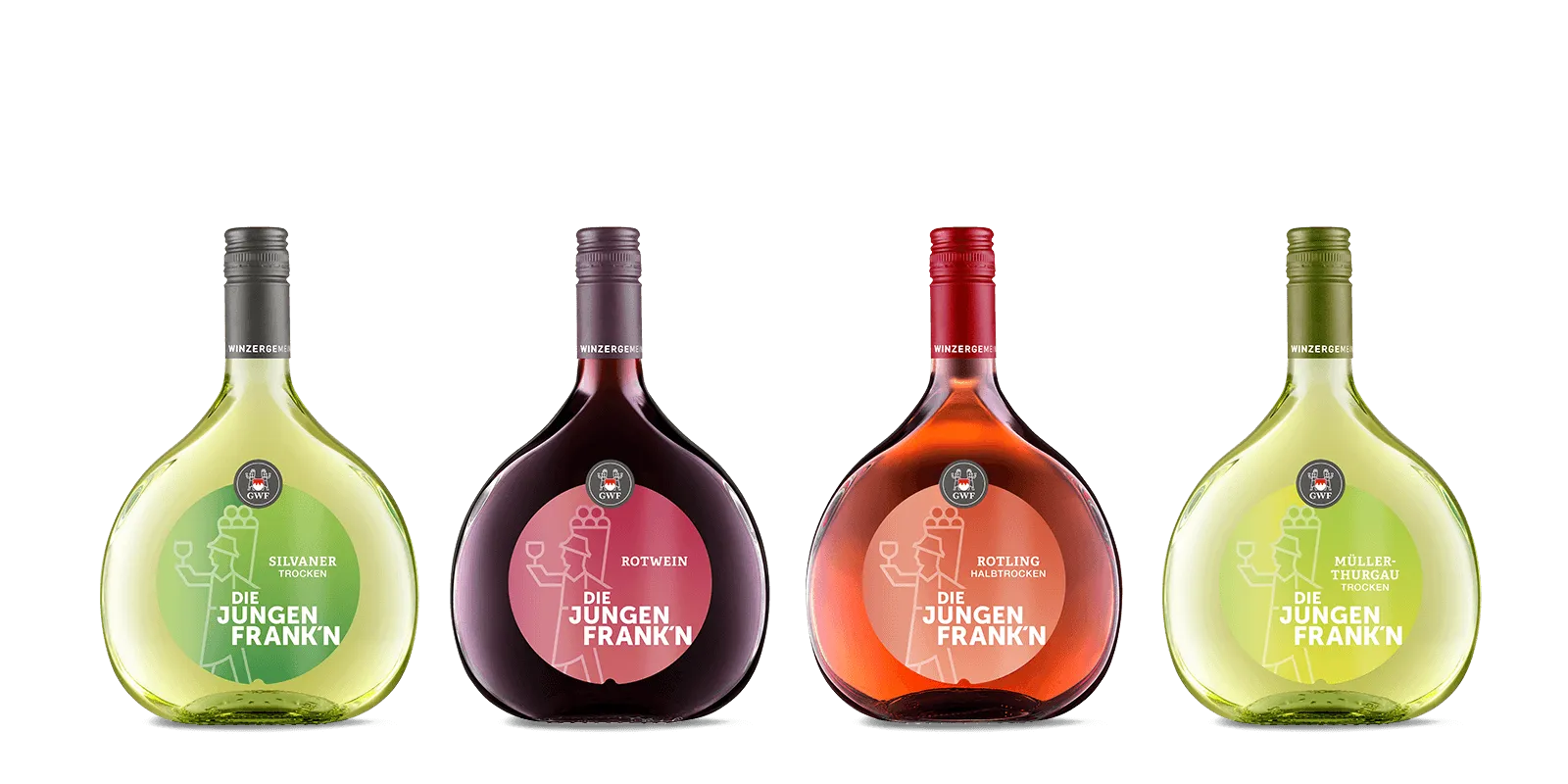 Vier runde Weinflaschen mit farbigen Etiketten und Schraubverschlüssen stehen in einer Reihe auf weißem Hintergrund. Die Etiketten sind grün, rot und rosa und zeigen jeweils den Schriftzug „Die Jungen Frank´n“ sowie Weinrebenmotive.