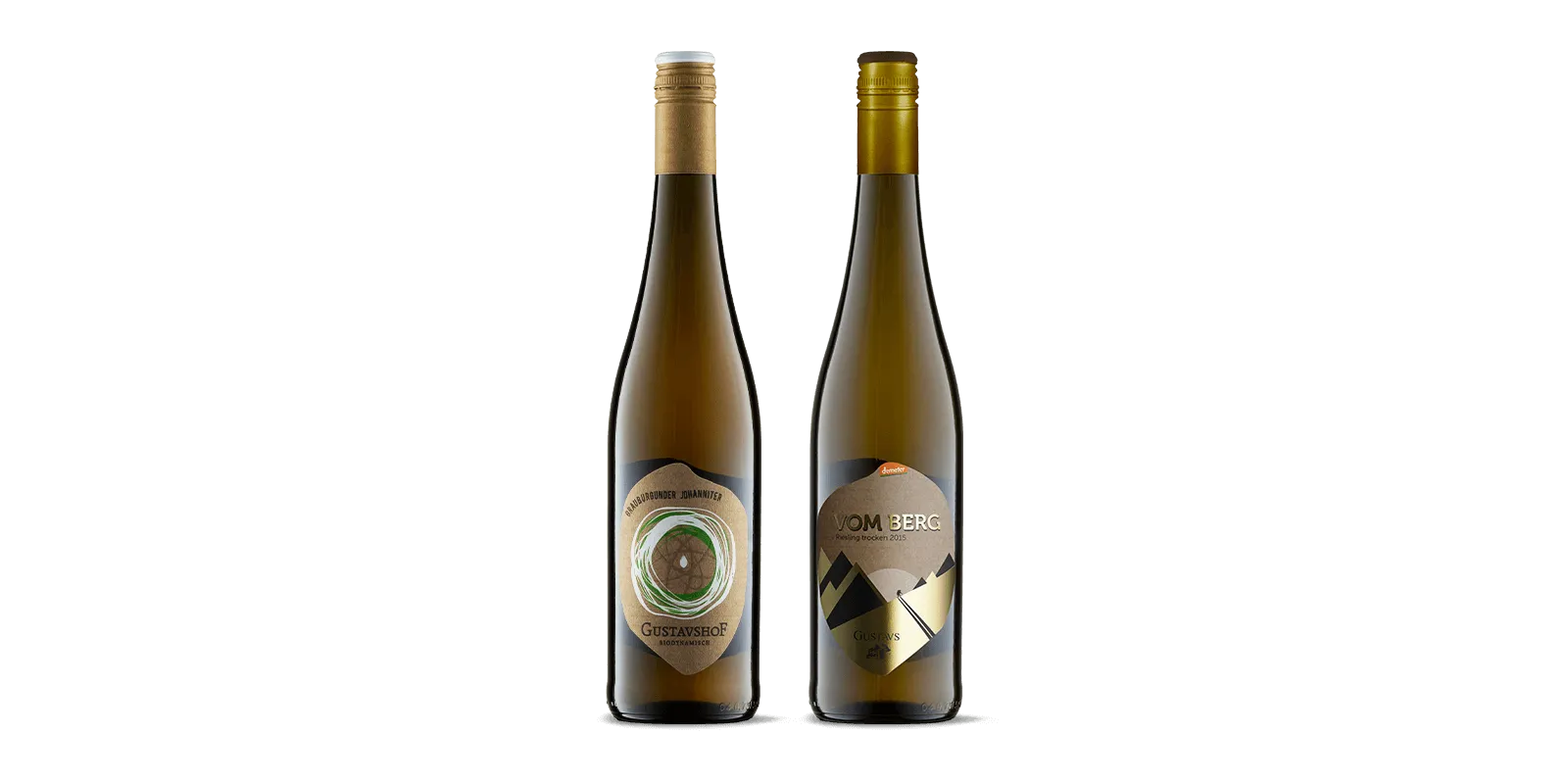 Zwei Weinflaschen mit kunstvollen Etiketten stehen nebeneinander auf einem weißen Hintergrund. Die linke Flasche ist mit einem runden, grün-braunen Motiv verziert, während die rechte Flasche ein geometrisches Bergmuster in Gold und Grau aufweist.