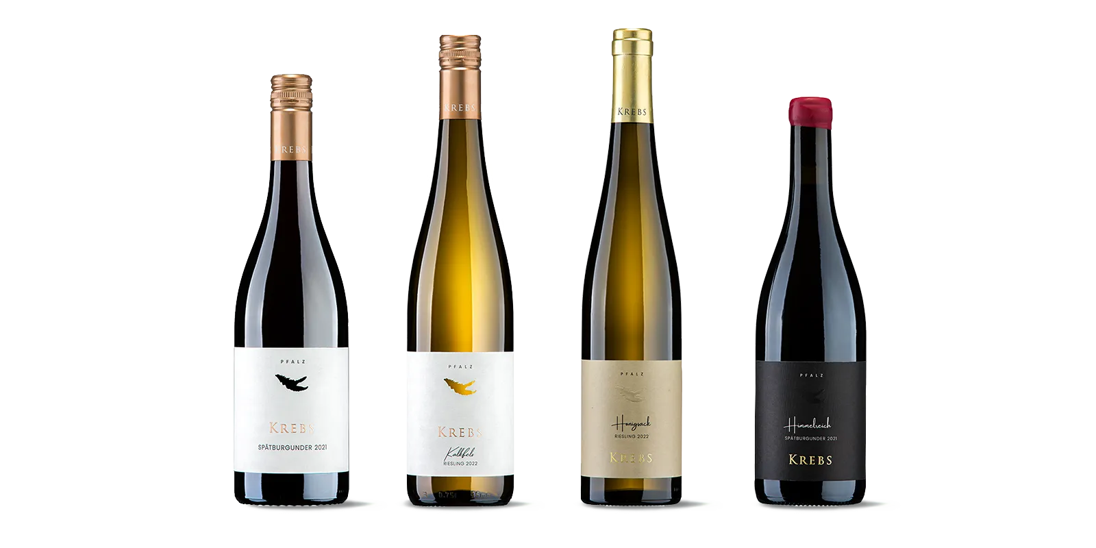 Vier Weinflaschen stehen nebeneinander, jede mit einem einzigartigen Etikettendesign und verschiedenfarbigen Verschlüssen: Roségold, Gold, Gelbgold und Rot. Die Etiketten zeigen minimalistische Krebsgrafiken und Text auf weißem oder schwarzem Hintergrund.