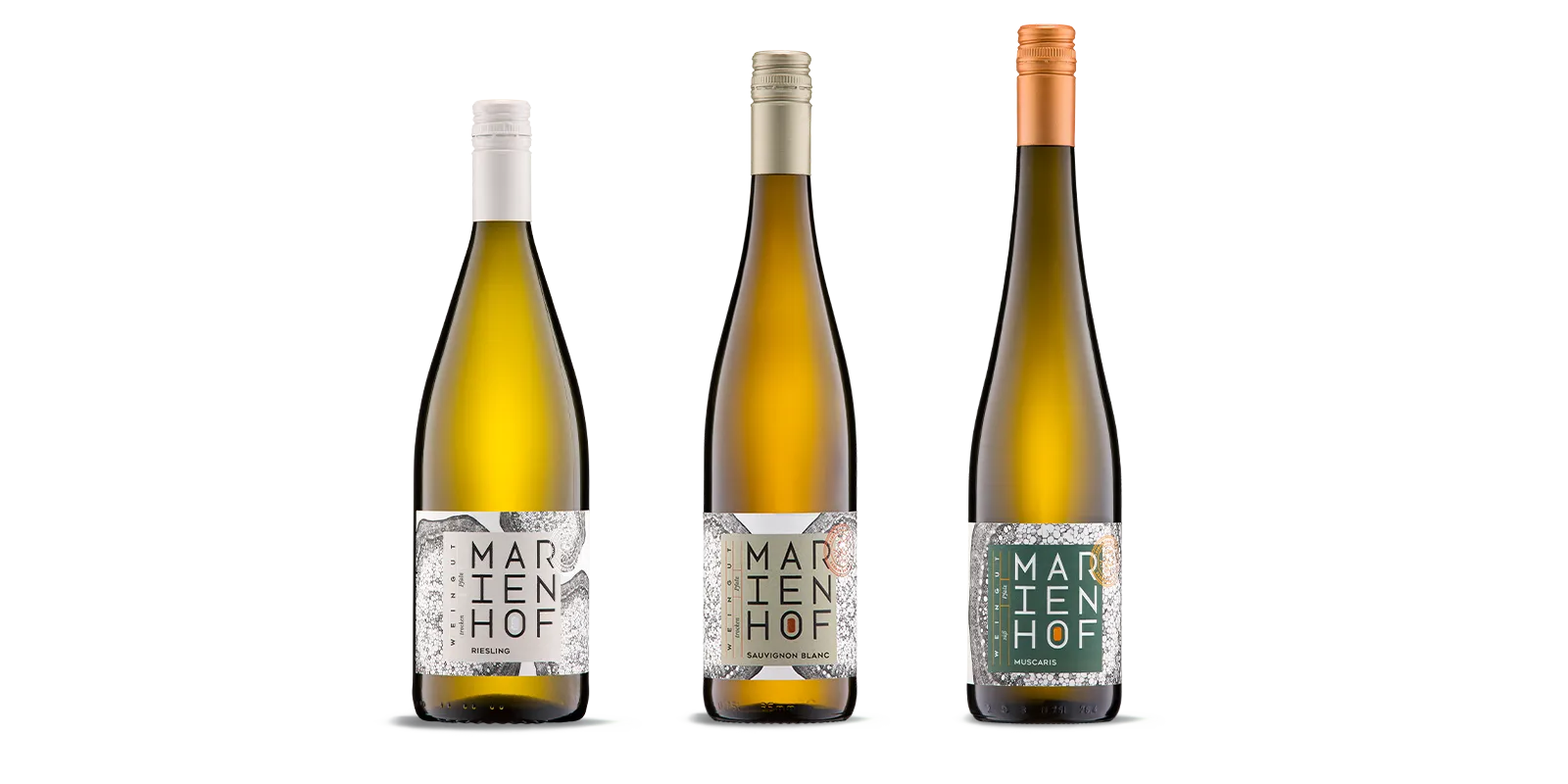 Drei Weinflaschen stehen nebeneinander, jede mit der Aufschrift „Marienhof“. Von links nach rechts: Riesling mit weißem Verschluss, Sauvignon Blanc mit silbernem Verschluss und Muscaris mit kupferfarbenem Verschluss, alle vor einem schlichten weißen Hintergrund.