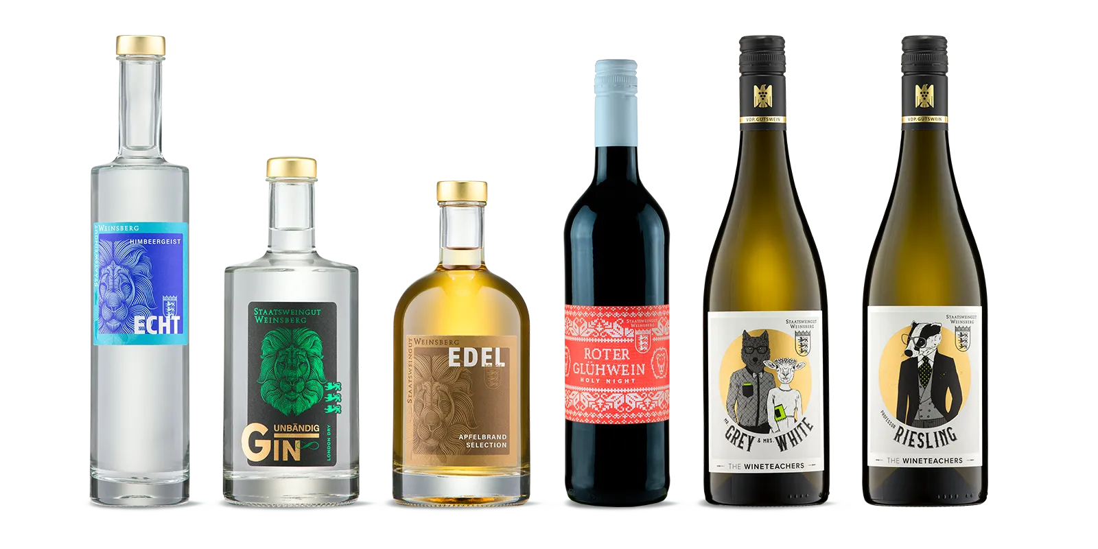 Sechs Flaschen mit alkoholischen Getränken, darunter klare Spirituosen, Wein und Gin, stehen auf einem weißen Hintergrund in einer Reihe. Jede Flasche hat ein Etikett in einer eigenen Farbe und eine unverwechselbare Form, wodurch verschiedene Marken und Designs zur Geltung kommen.