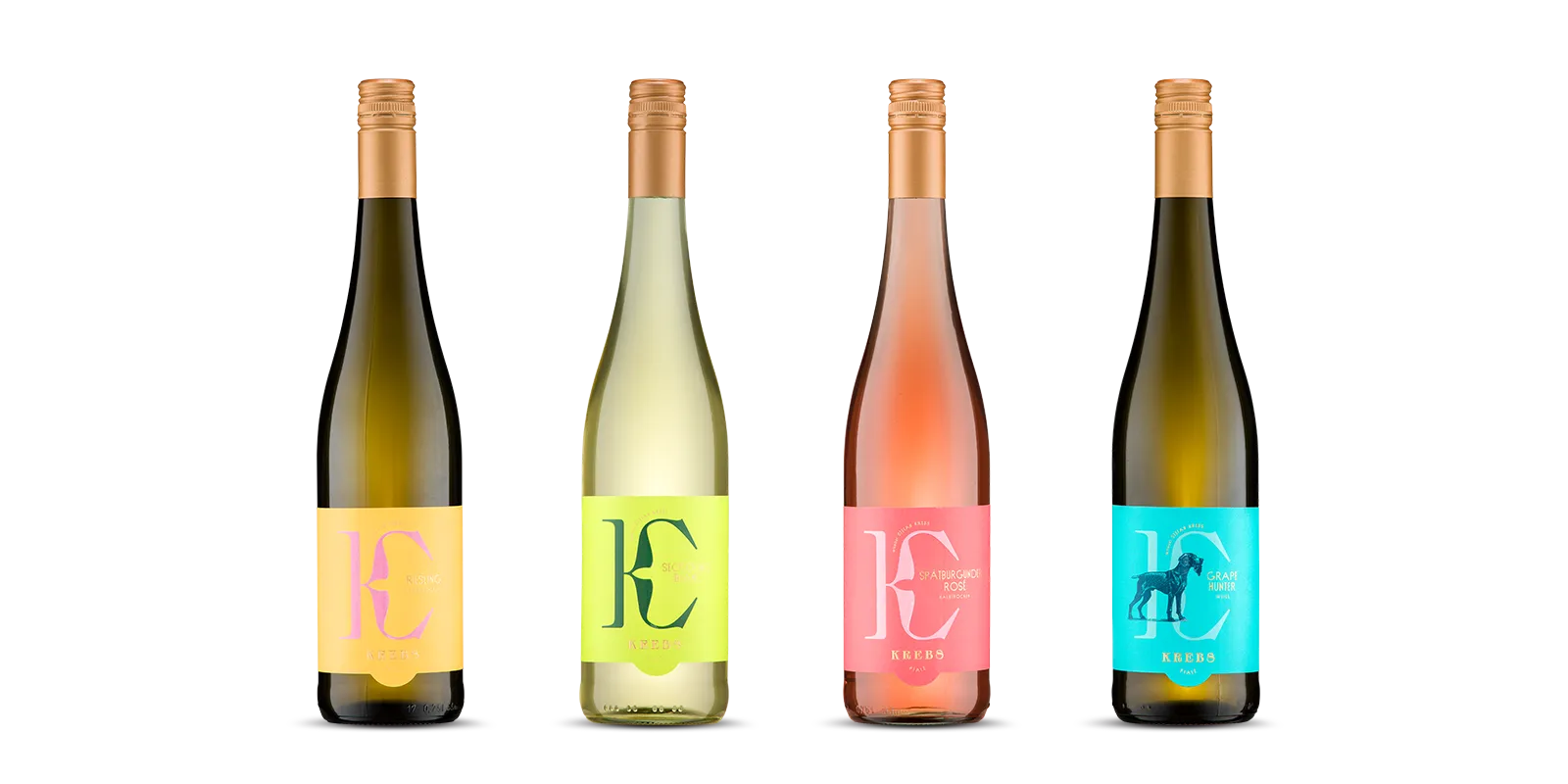 Vier Weinflaschen mit goldenen Verschlüssen stehen in einer Reihe. Jede hat ein farbenfrohes Etikett: gelb, limettengrün, rosa und türkisblau, mit markanten, fetten Buchstaben auf der Vorderseite und dem Markennamen „Krebs“ darunter.