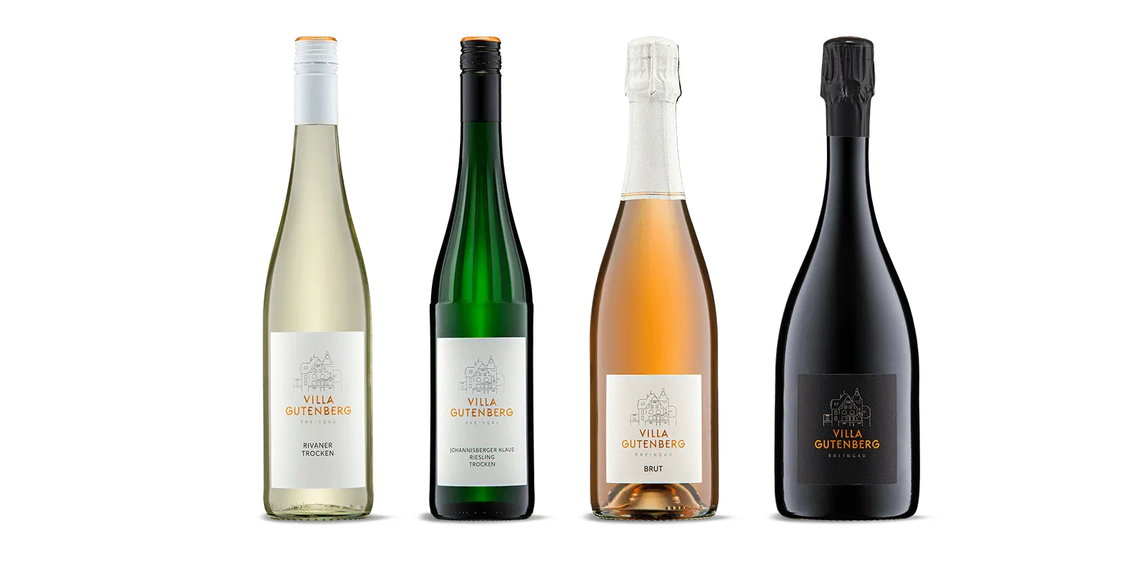 Vier Flaschen Villa-Gutenberg-Wein stehen nebeneinander: ein Weißwein, ein Sekt mit grünem Etikett, ein Rosé-Sekt und eine dunkle Flasche mit schwarzem Etikett, alle vor einem schlichten, hellen Hintergrund.