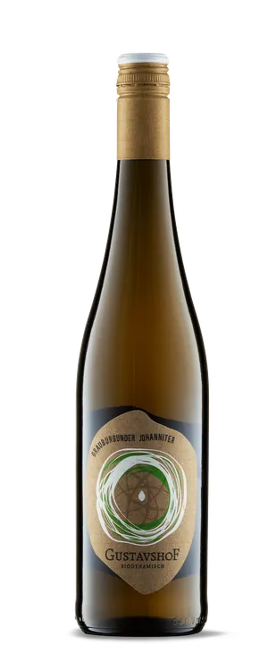 Eine Weinflasche aus braunem Glas mit hellbraunem Verschluss und einem hellbraun-schwarzen Etikett mit rundem, abstrakten Muster mit der Aufschrift "Gustavshof" und "Müller-Thurgau Johanniter". Das Etikett hat zusätzlich grüne und weiße Akzente.