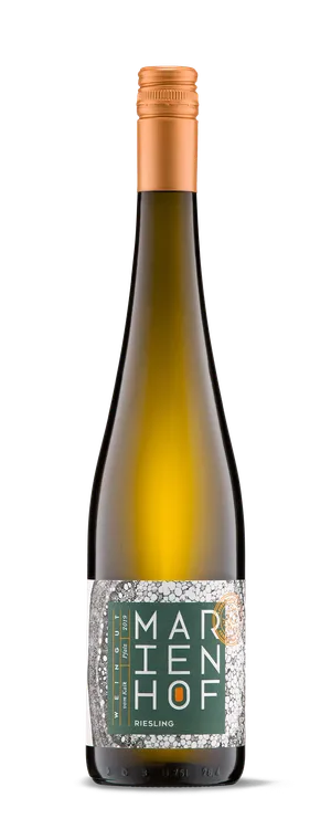 Eine Weissweinflasche Marienhof Riesling mit kupferfarbener Kapsel und grünem Etikett mit floralen Mustern und weisser Schrift, vor schwarzem Hintergrund.