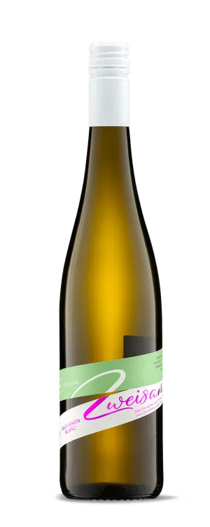 Eine Weissweinflasche Zweisam Sauvignon Blanc mit weissem Verschluss und grünem Etikett mit rosa Schriftzug in Kursivschrift, vor schwarzem Hintergrund.