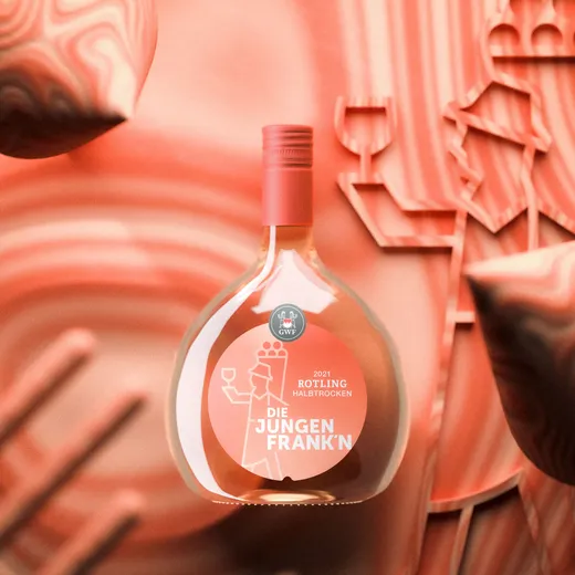 Vor einem abstrakten, korallenrosa Hintergrund, auf dem stilisierte Figuren mit Weingläsern zu sehen sind, steht eine Flasche Rotling halbtrocken aus dem Jahr 2021 mit rundlicher Form und modernem Etikett.