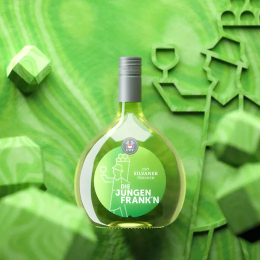 Im Mittelpunkt eines leuchtend grünen, abstrakten Hintergrunds mit kantigen Formen und Silhouetten zum Thema Wein steht eine runde, grün getönte Flasche mit dem 2021er Silvaner Trocken, die mit dem Etikett „Die Jungen Frank’n“ versehen ist.