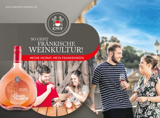 Ein Werbebild für fränkischen Wein zeigt zwei lächelnde Paare, die im Freien ein Glas Rosé genießen, im Vordergrund eine große Weinflasche mit der Aufschrift „Die Jungen Frank’n“ sowie einen Text über die fränkische Weinkultur.