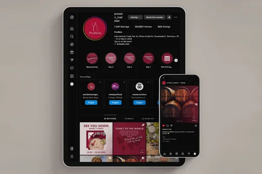 Ein Tablet und ein Smartphone, auf denen das Instagram-Profil der ProWein, einer internationalen Fachmesse für Wein und Spirituosen, angezeigt wird; auf beiden Bildschirmen sind verschiedene Beiträge sowie das rote Logo des Profils zu sehen.