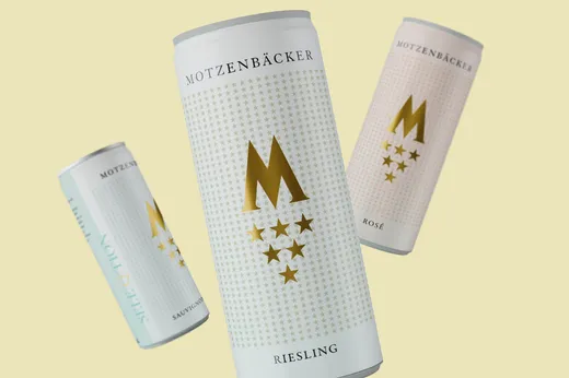 Drei schwebende Motzenbäcker-Weindosen auf hellgelbem Hintergrund; die vordere Dose ist weiß mit goldenen Akzenten und trägt die Aufschrift „Riesling“, die beiden anderen Dosen sind blau und rosa und tragen die Aufschriften „Sauvignon Blanc“ und „Rosé“.